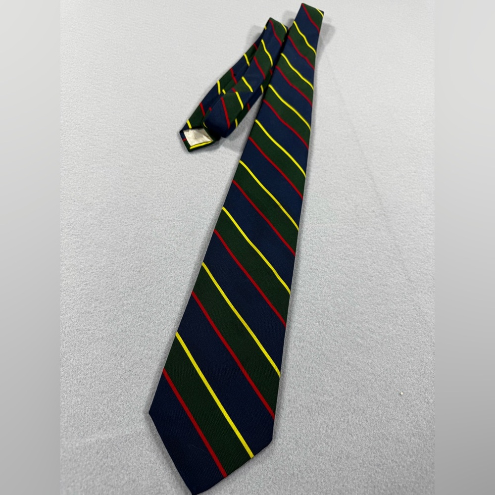Classic Brooks Brothers Repp Striped Necktie crafted in the UK.